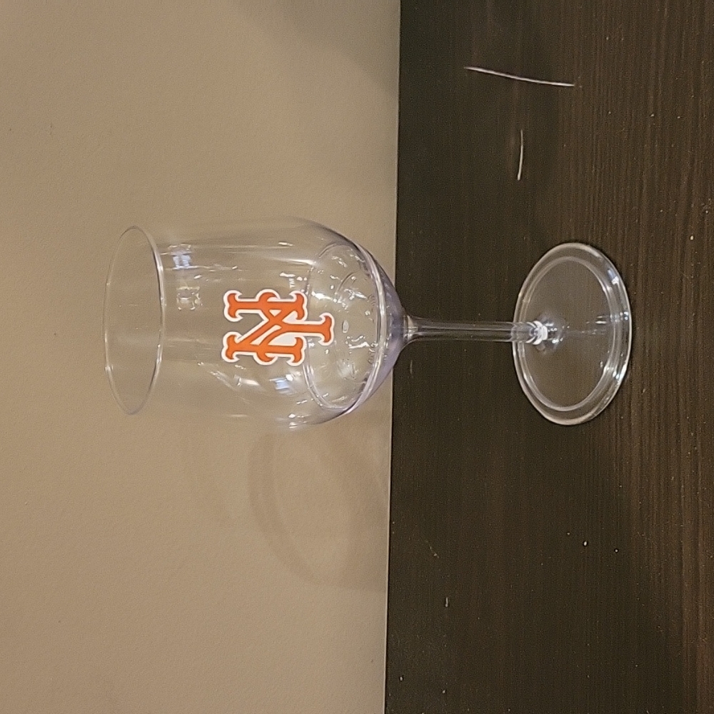 Mets plastic wine glass